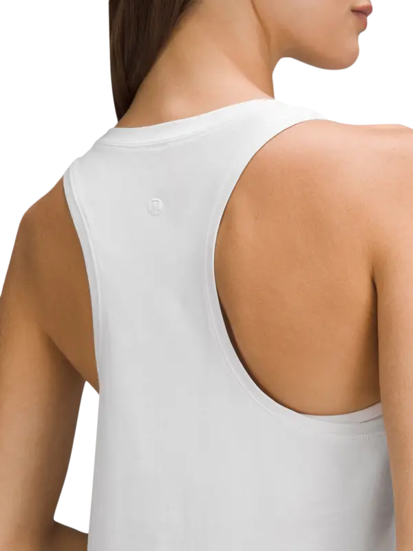 بلوزة بدون أكمام من تشكيلة لوف