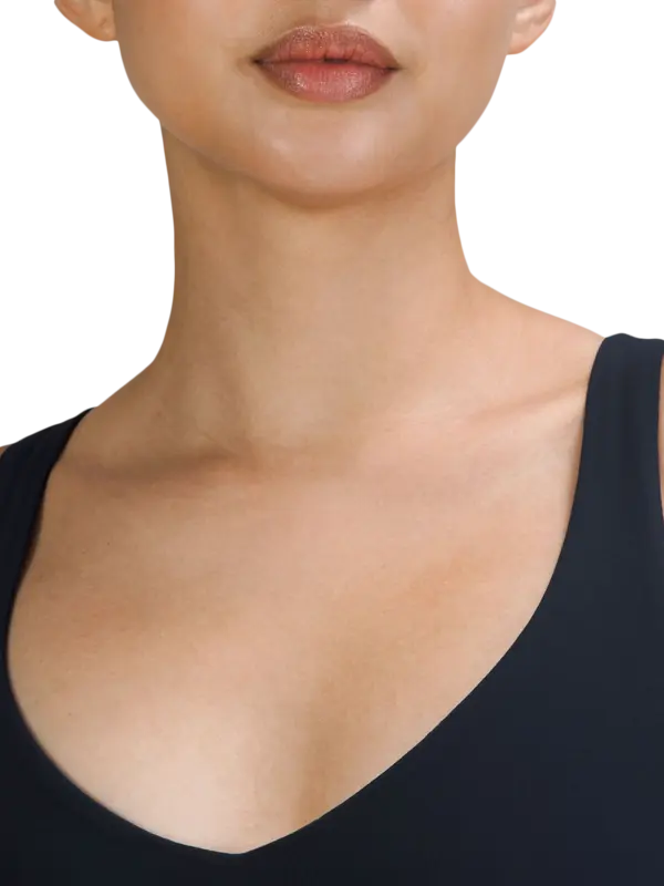 بلوزة بدون أكمام من تشكيلة لولوليمن ألاين