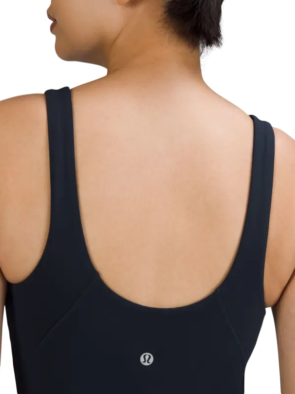 بلوزة بدون أكمام من تشكيلة لولوليمن ألاين