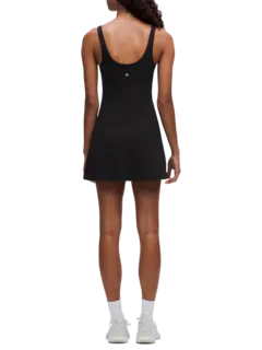 فستان من تشكيلة لولوليمن ألاين