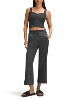 بلوزة بدون أكمام مضلعة سوفتستريم بفتحة رقبة على شكل قلب