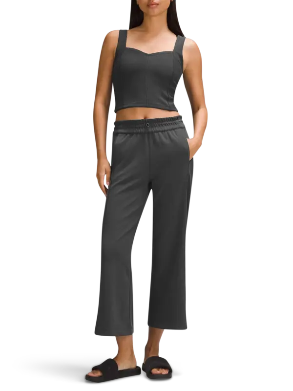 بلوزة بدون أكمام مضلعة سوفتستريم بفتحة رقبة على شكل قلب