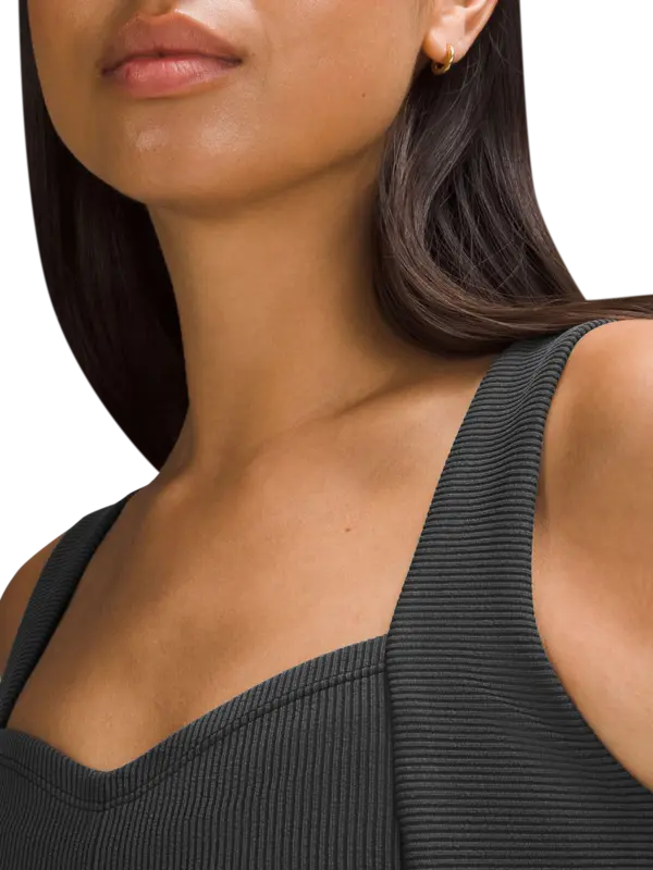 بلوزة بدون أكمام مضلعة سوفتستريم بفتحة رقبة على شكل قلب