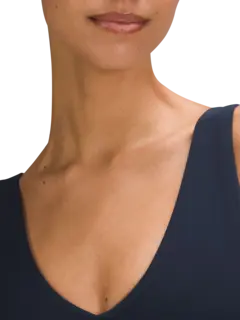 حمالة صدر رياضية بفتحة رقبة على شكل حرف V من تشكيلة ألاين