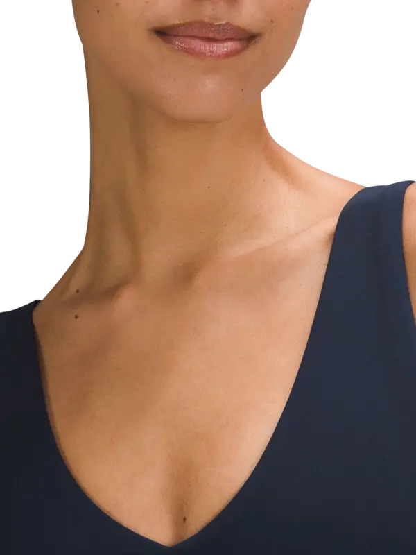 حمالة صدر رياضية بفتحة رقبة على شكل حرف V من تشكيلة ألاين