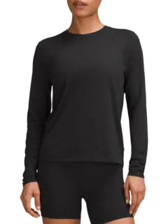 تيشرت بقصة كلاسيكية وأكمام طويلة من تشكيلة لايسنس تو ترين