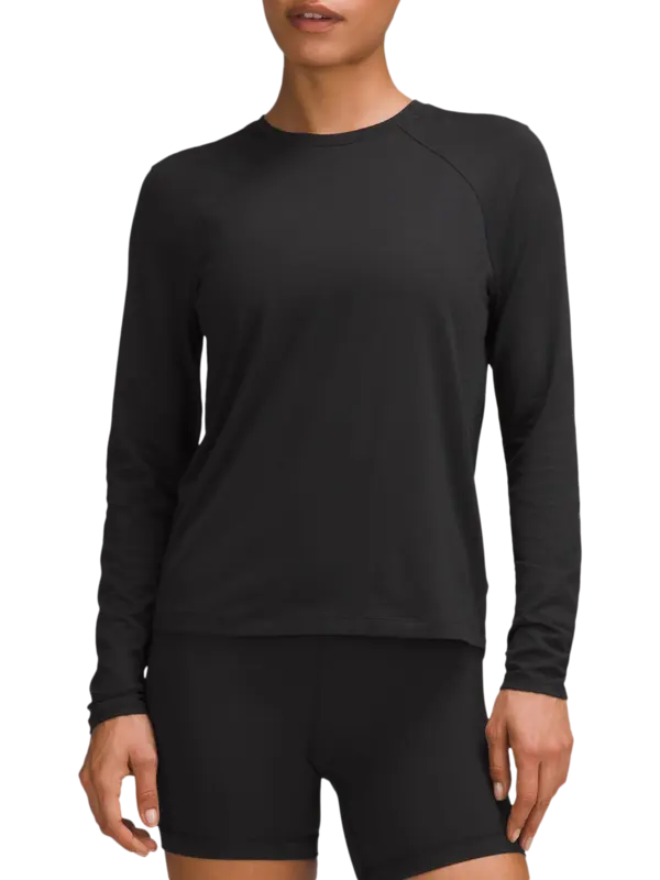 تيشرت بقصة كلاسيكية وأكمام طويلة من تشكيلة لايسنس تو ترين