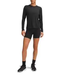 تيشرت بقصة كلاسيكية وأكمام طويلة من تشكيلة لايسنس تو ترين