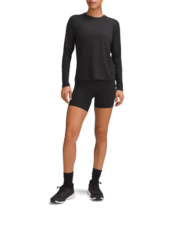 تيشرت بقصة كلاسيكية وأكمام طويلة من تشكيلة لايسنس تو ترين