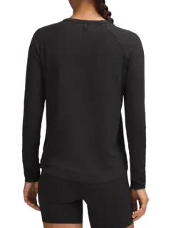 تيشرت بقصة كلاسيكية وأكمام طويلة من تشكيلة لايسنس تو ترين