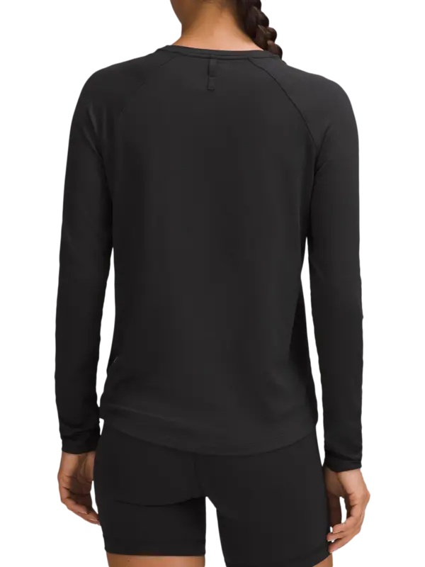 تيشرت بقصة كلاسيكية وأكمام طويلة من تشكيلة لايسنس تو ترين