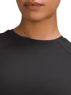 تيشرت بقصة كلاسيكية وأكمام طويلة من تشكيلة لايسنس تو ترين