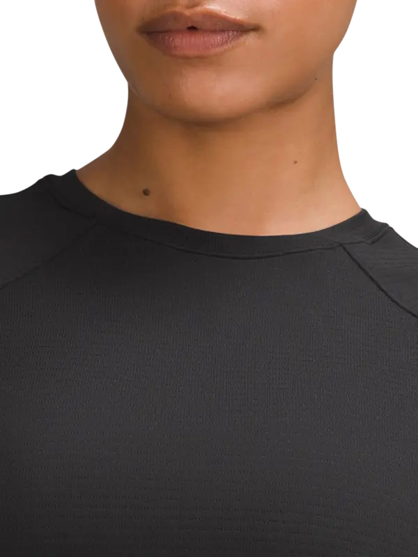 تيشرت بقصة كلاسيكية وأكمام طويلة من تشكيلة لايسنس تو ترين