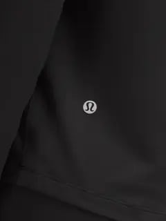 تيشرت بقصة كلاسيكية وأكمام طويلة من تشكيلة لايسنس تو ترين