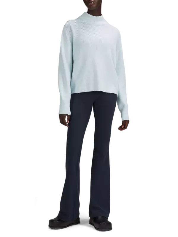 بنطال جروف من قماش نولو بقصة ضيقة من الأعلى وواسعة من الأسفل بخصر مرتفع للغاية