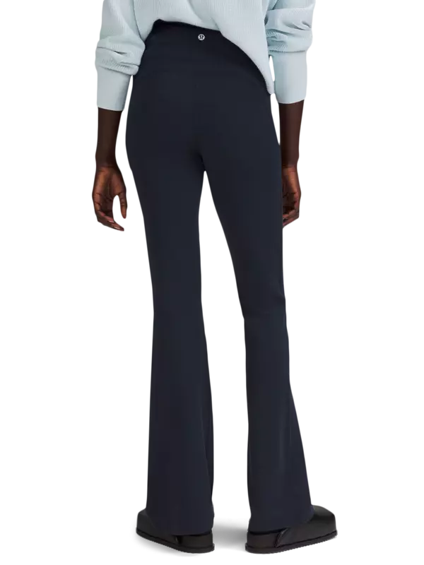 بنطال جروف من قماش نولو بقصة ضيقة من الأعلى وواسعة من الأسفل بخصر مرتفع للغاية