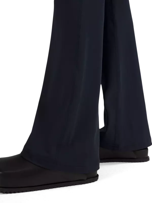 بنطال جروف من قماش نولو بقصة ضيقة من الأعلى وواسعة من الأسفل بخصر مرتفع للغاية