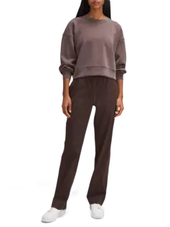 بنطال بقصة أرجل مستقيمة وخصر متوسط الارتفاع من قماش لوكستريم