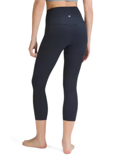 بنطال ضيق قصير مضلع من تشكيلة لولوليمن ألاين مقاس 23 بوصة