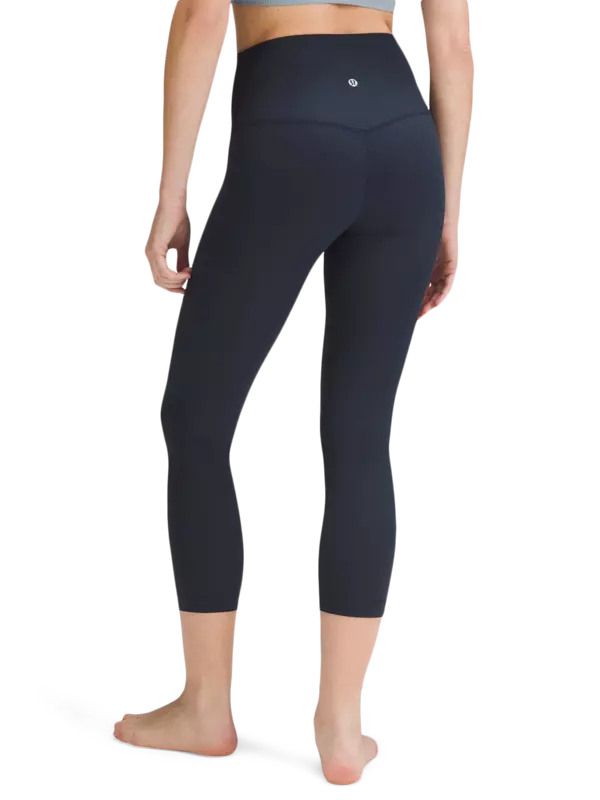 بنطال ضيق قصير مضلع من تشكيلة لولوليمن ألاين مقاس 23 بوصة