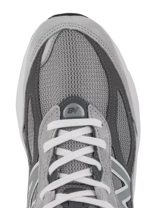 سنيكرز 990 برقبة منخفضة