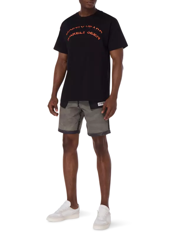 شورت يمكن ارتداؤه على الوجهين