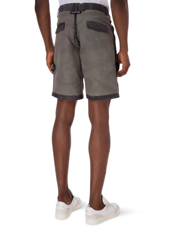 شورت يمكن ارتداؤه على الوجهين