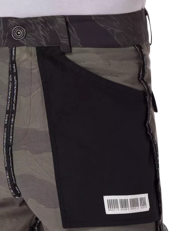 شورت يمكن ارتداؤه على الوجهين