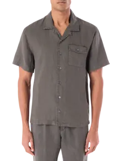 قميص من الكتان بأكمام قصيرة وجيب