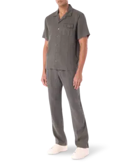 قميص من الكتان بأكمام قصيرة وجيب