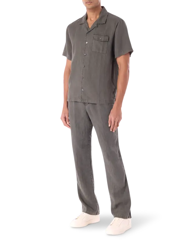 قميص من الكتان بأكمام قصيرة وجيب