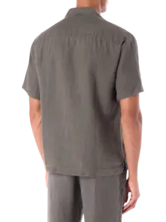 قميص من الكتان بأكمام قصيرة وجيب