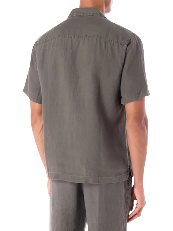 قميص من الكتان بأكمام قصيرة وجيب