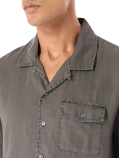 قميص من الكتان بأكمام قصيرة وجيب