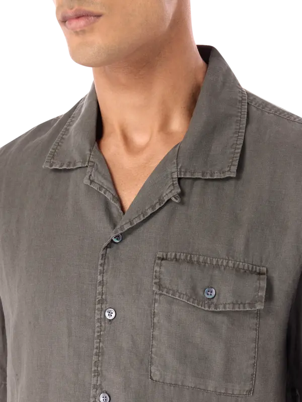قميص من الكتان بأكمام قصيرة وجيب