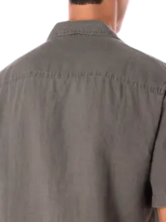 قميص من الكتان بأكمام قصيرة وجيب