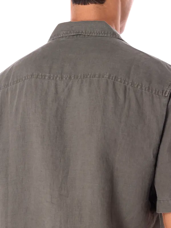قميص من الكتان بأكمام قصيرة وجيب