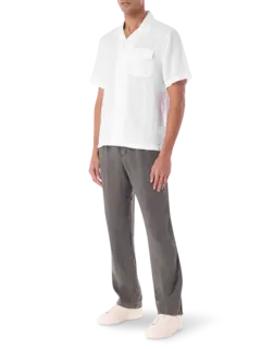 قميص من الكتان بأكمام قصيرة وجيب