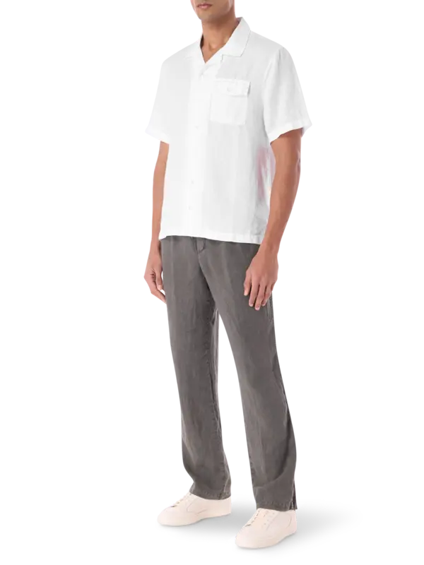 قميص من الكتان بأكمام قصيرة وجيب