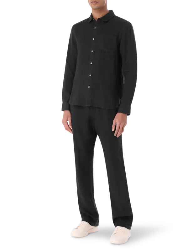 بنطال من الكتان بقصة واسعة