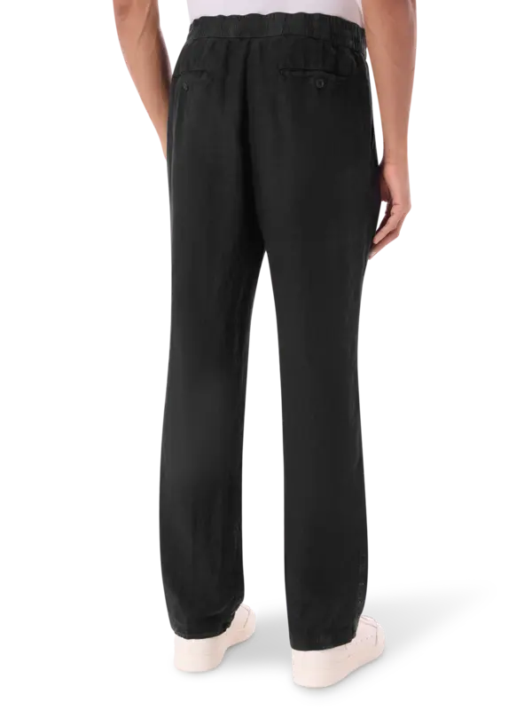 بنطال من الكتان بقصة واسعة