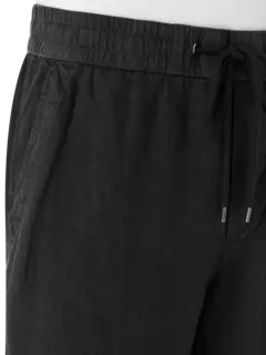 بنطال من الكتان بقصة واسعة