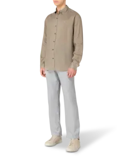 بنطال من الكتان بقصة واسعة