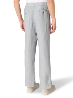 بنطال من الكتان بقصة واسعة