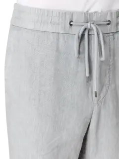 بنطال من الكتان بقصة واسعة