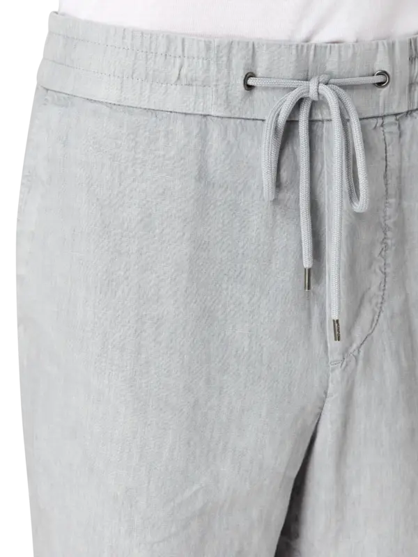 بنطال من الكتان بقصة واسعة