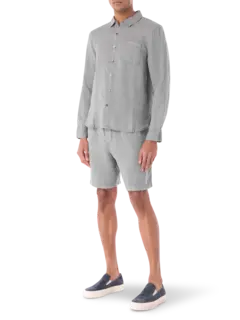 شورت من الكتان بقصة واسعة