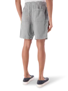 شورت من الكتان بقصة واسعة