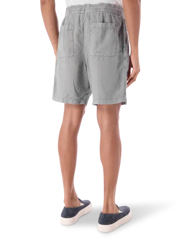 شورت من الكتان بقصة واسعة