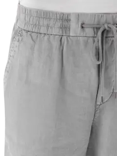 شورت من الكتان بقصة واسعة